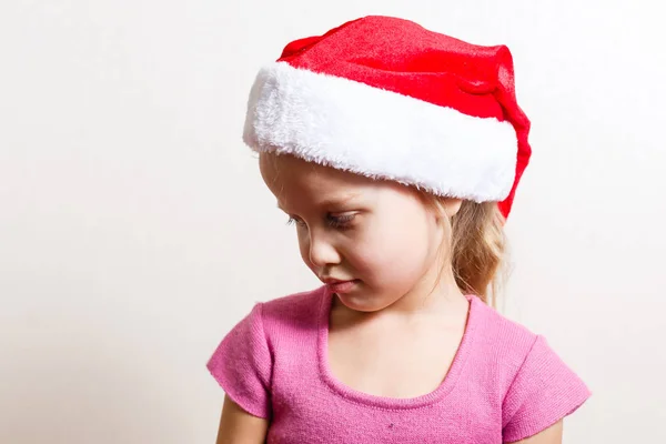 Маленькая Девочка Шляпе Санта Клауса Изолированы Белом Фоне Стоковое Изображение