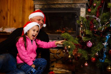 Noel iç Noel ağacı yakınındaki torunu ile oynarken Büyükbaba