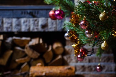 Şömine nin yanında dekore edilmiş Noel ağacının yakın görünümü