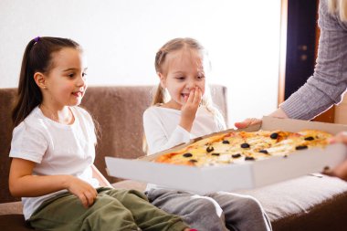 Neşeli kızlar evde pizza yemek