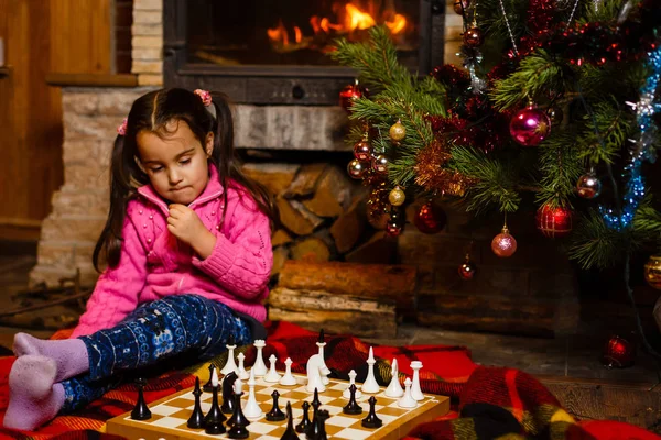Маленькая Девочка Играет Шахматы — стоковое фото