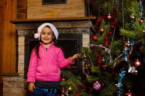 Счастливая Маленькая Девочка Шляпе Санта Елкой — стоковое фото