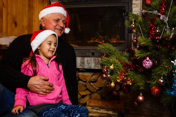 Noel Noel Ağacı Yakınındaki Torunu Ile Oynarken Büyükbaba — Stok fotoğraf