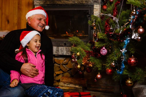 Noel Noel Ağacı Yakınındaki Torunu Ile Oynarken Büyükbaba — Stok fotoğraf