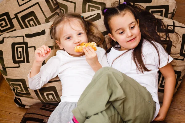 Duas Meninas Comendo Pizza Casa — Fotografia de Stock
