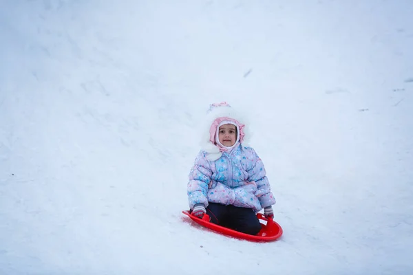 Happy Girl Gry Działa Snowy Winter Park — Zdjęcie stockowe