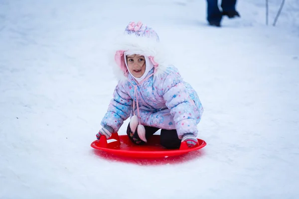 Lycklig Tjej Leker Och Springer Snöiga Vinterparken — Stockfoto