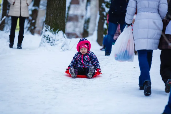 Маленькая Девочка Веселится Снежном Зимнем Парке — стоковое фото