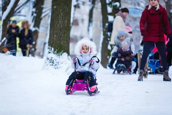 Kyjev Ukrajina Leden 2021 Šťastné Děti Baví Zimním Parku — Stock fotografie