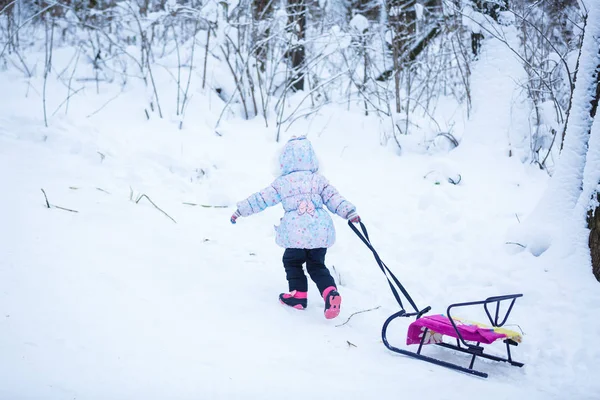 Happy Girl Gry Działa Snowy Winter Park — Zdjęcie stockowe