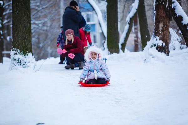 Kiev Oekraïne Januari 2021 Blije Kinderen Hebben Plezier Winterpark — Stockfoto