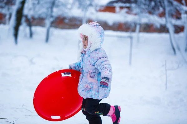 Happy Girl Gry Działa Snowy Winter Park — Zdjęcie stockowe