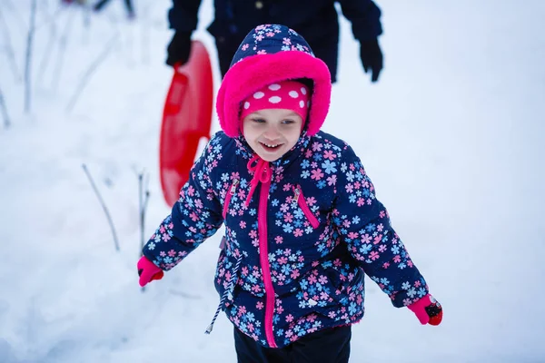 Bambina Che Diverte Nel Parco Invernale Innevato — Foto Stock