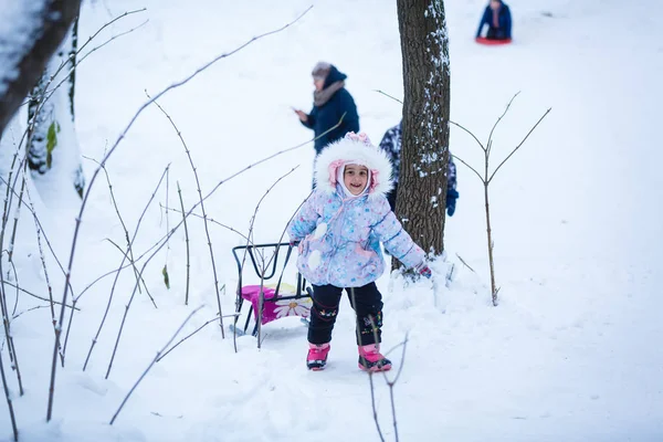 Счастливая Девочка Играет Бегает Снежном Зимнем Парке — стоковое фото