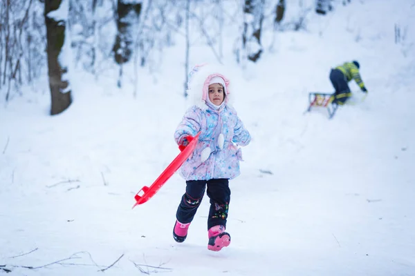 Happy Girl Gry Działa Snowy Winter Park — Zdjęcie stockowe