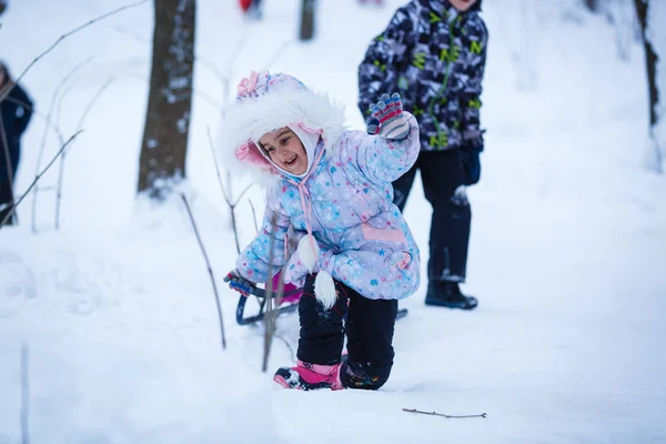 Happy Girl Gry Działa Snowy Winter Park — Zdjęcie stockowe