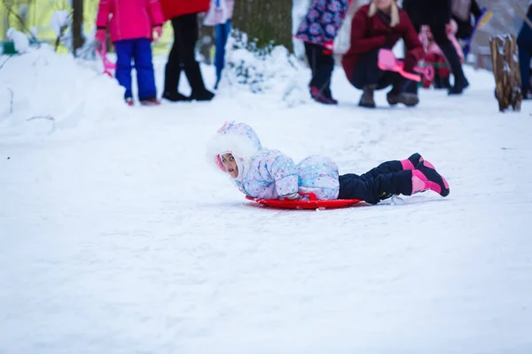 Boldog Lány Játszik Fut Havas Téli Parkban — Stock Fotó