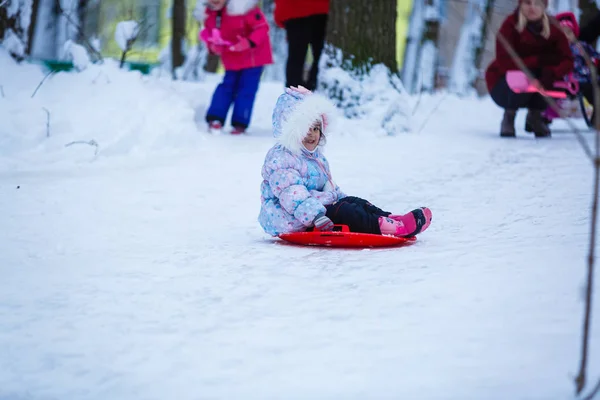 Happy Girl Gry Działa Snowy Winter Park — Zdjęcie stockowe