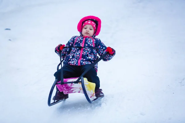 Menina Divertindo Parque Inverno Nevado — Fotografia de Stock