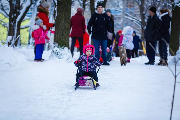 Κοριτσάκι Που Διασκεδάζει Στο Χιονισμένο Χειμερινό Πάρκο — Φωτογραφία Αρχείου