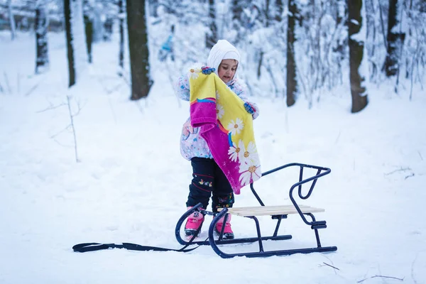 Happy Girl Gry Działa Snowy Winter Park — Zdjęcie stockowe