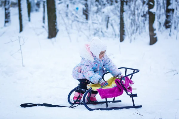 Счастливая Девочка Играет Бегает Снежном Зимнем Парке — стоковое фото