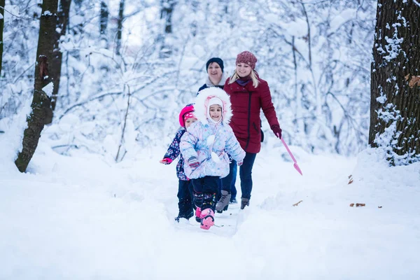 Malé Holčičky Maminkami Zimním Parku Užijí — Stock fotografie