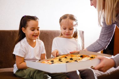 Neşeli kızlar evde pizza yemek