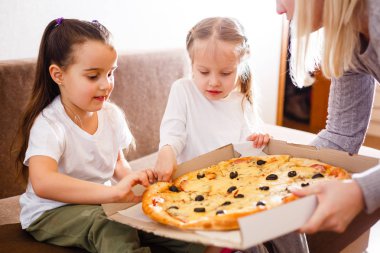 Neşeli kızlar evde pizza yemek