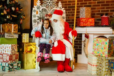 Kiev Ukrayna - 11 Ocak 2021: Kiev 'de, Ukrayna Ulusal Kompleks VDNH' nin topraklarında Noel pazarı. Noel Baba ve kız Noel ağacının yanında