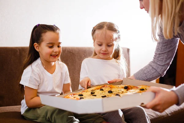 Jovens Meninas Alegres Comendo Pizza Casa — Fotografia de Stock