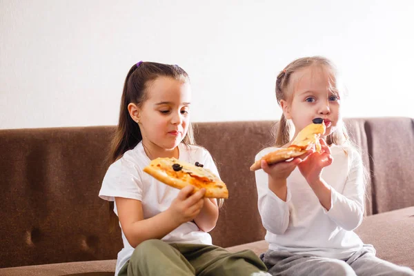 Jeunes Filles Gaies Manger Pizza Maison — Photo