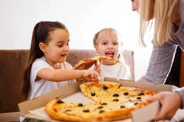 Vrolijke Meisjes Eten Pizza Thuis — Stockfoto