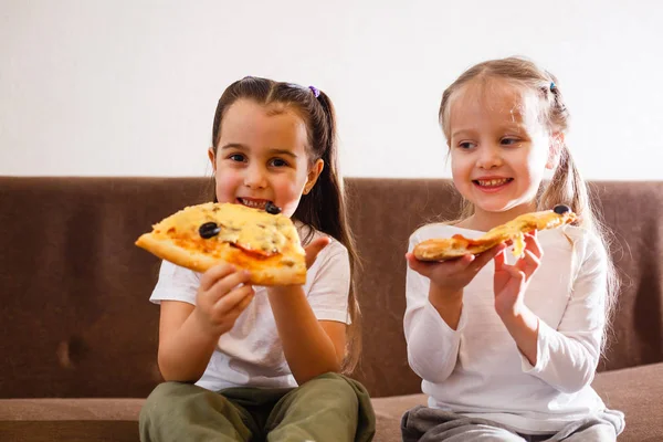 Jeunes Filles Gaies Manger Pizza Maison — Photo