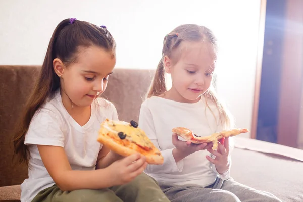 Jovens Meninas Alegres Comendo Pizza Casa — Fotografia de Stock