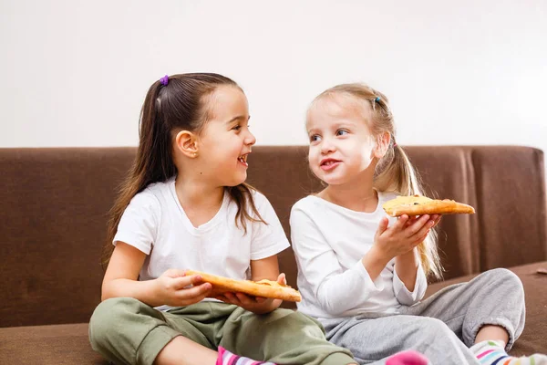 Jovens Meninas Alegres Comendo Pizza Casa — Fotografia de Stock