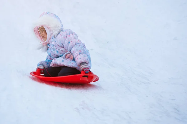 快乐的女孩玩和运行在雪的冬季公园 — 图库照片
