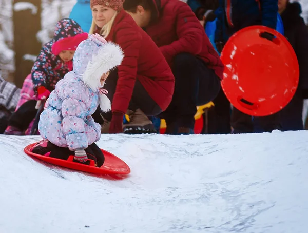 Ευτυχισμένη Οικογένεια Που Διασκεδάζει Στο Χειμερινό Πάρκο — Φωτογραφία Αρχείου