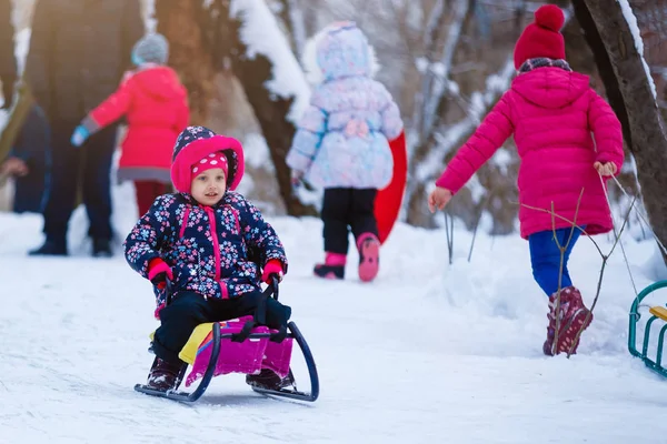 Κοριτσάκι Που Διασκεδάζει Στο Χιονισμένο Χειμερινό Πάρκο — Φωτογραφία Αρχείου
