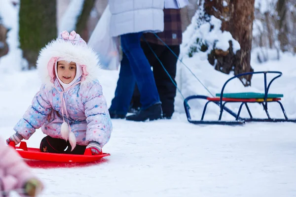 Happy Girl Gry Działa Snowy Winter Park — Zdjęcie stockowe