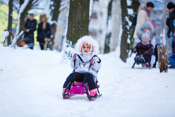 Mutlu Kız Oynarken Karlı Kış Parkı Çalışan — Stok fotoğraf
