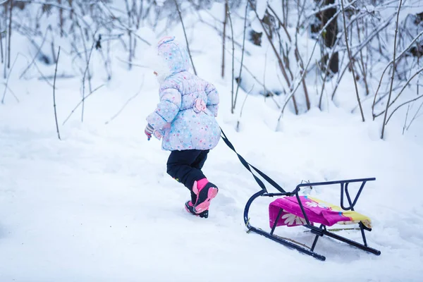 Happy Girl Gry Działa Snowy Winter Park — Zdjęcie stockowe