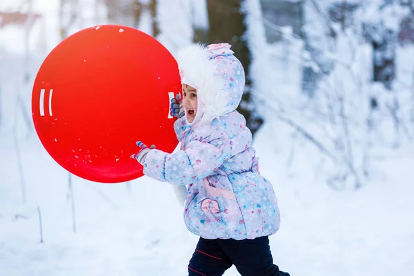 Ευτυχισμένο Κορίτσι Παίζοντας Και Τρέξιμο Χιονισμένο Χειμερινό Πάρκο — Φωτογραφία Αρχείου