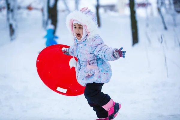 Šťastná Dívka Která Hrála Běží Zasněženém Zimním Parku — Stock fotografie
