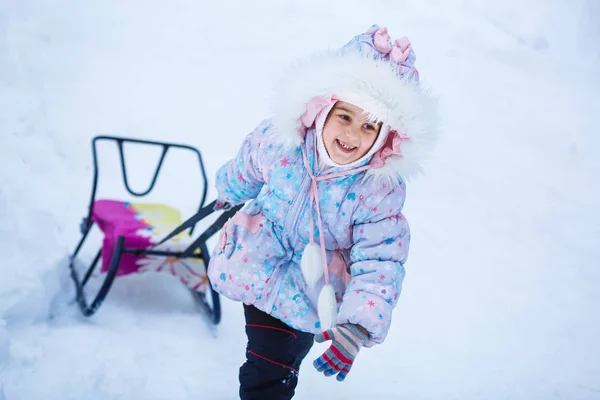 Happy Girl Gry Działa Snowy Winter Park — Zdjęcie stockowe