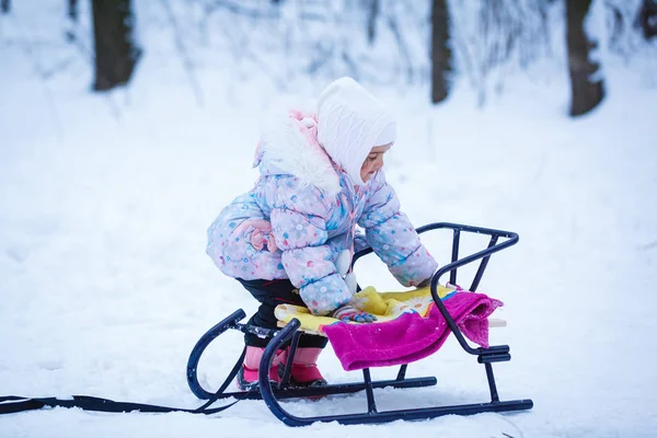 Happy Girl Gry Działa Snowy Winter Park — Zdjęcie stockowe