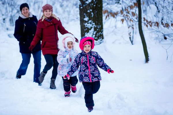 Happy Family Winter Park — Stock Photo, Image