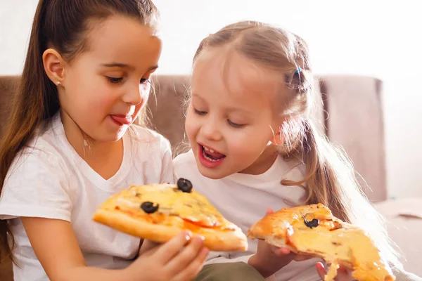 Jovens Meninas Alegres Comendo Pizza Casa — Fotografia de Stock