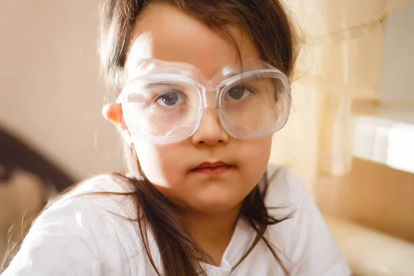 Маленькая Девочка Экспериментирует Начальной Школе Защитными Очками — стоковое фото