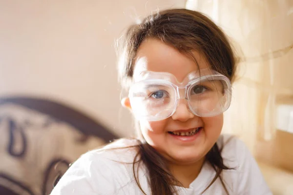 Malá Holčička Experimentování Elementární Science Třídě Ochrannými Brýlemi — Stock fotografie